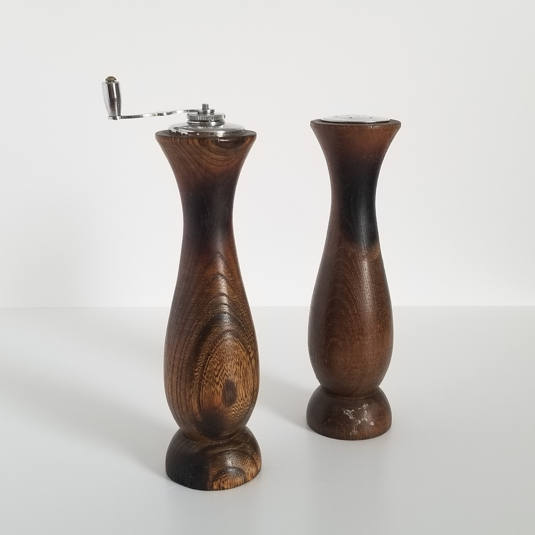 https://www.onecozyhome.com/cdn/shop/products/vintage-wooden-salt-pepper-grinders-back_2000x.png?v=1680755479